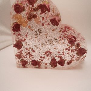 Cœur décoré de roses lumineux avec l’inscription « Je t’aime »