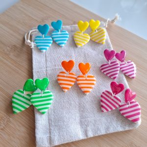 Boucles d’oreilles cœurs rayés colorés – Bijou fait main en argile polymère – Cadeau original femme – Style pop et fun