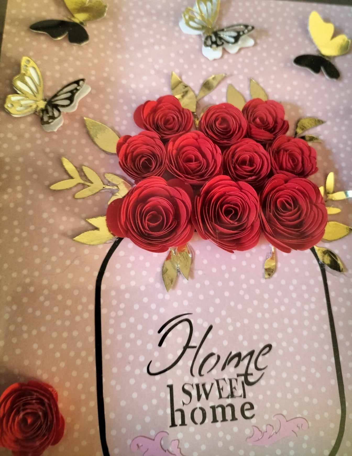 Cadre fleurs en papier / Tableau déco Home Sweet Home / Cadre bouquet de roses en relief / Idée cadeau déco murale / Décoration maison fleurs en papier / DIY cadre floral 3D / Tableau avec papillons dorés / Cadre personnalisé bouquet en papier / Cadeau maison cosy élégant – Image 3