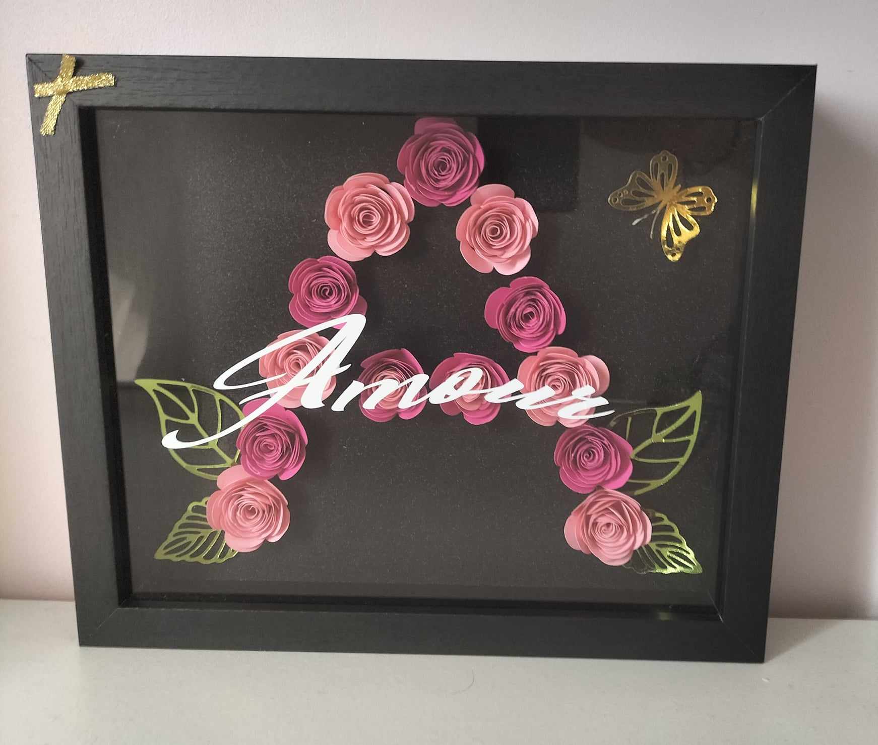 Cadre personnalisé prénom / Cadre avec initiale et fleurs en papier / Idée cadeau naissance personnalisée / Déco murale sur mesure / Cadeau unique pour enfant et adulte / Cadre noir personnalisé prénom / Déco chambre bébé personnalisée – Image 4