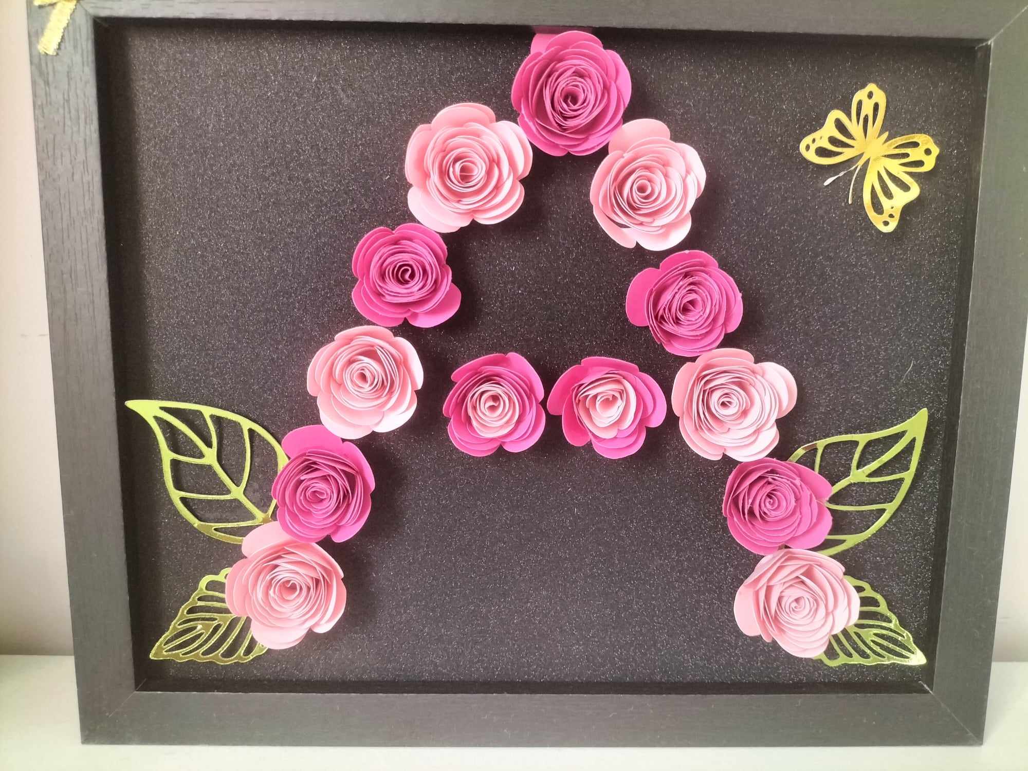 Cadre personnalisé prénom / Cadre avec initiale et fleurs en papier / Idée cadeau naissance personnalisée / Déco murale sur mesure / Cadeau unique pour enfant et adulte / Cadre noir personnalisé prénom / Déco chambre bébé personnalisée – Image 3