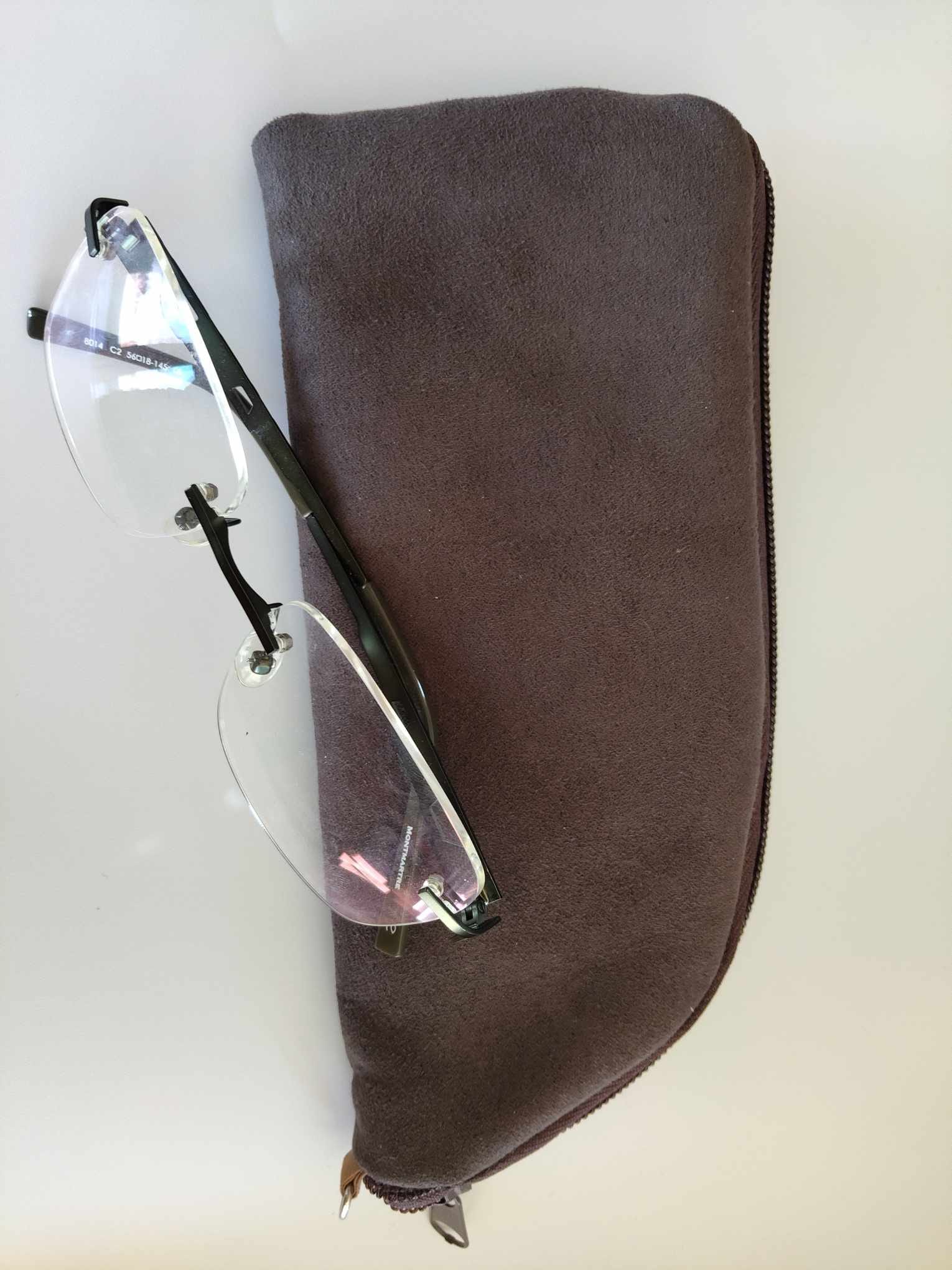 étui à lunettes personnalisé / étui à lunettes cousu main / étui à lunettes suédine / étui à lunettes cadeau original / étui à lunettes élégant / étui à lunettes protection / étui à lunettes coton / étui à lunettes personnalisé avec prénom / étui à lunettes couleur mocha mousse / étui à lunettes personnalisé femme / étui à lunettes pour lunettes de soleil / étui à lunettes avec finition or ou blanc / cadeau personnalisé pour mamie / cadeau original pour proches / étui à lunettes pratique et stylé / accessoire personnalisé pour lunettes / cadeau personnalisé femme / étui à lunettes unique / étui à lunettes fait main. – Image 3