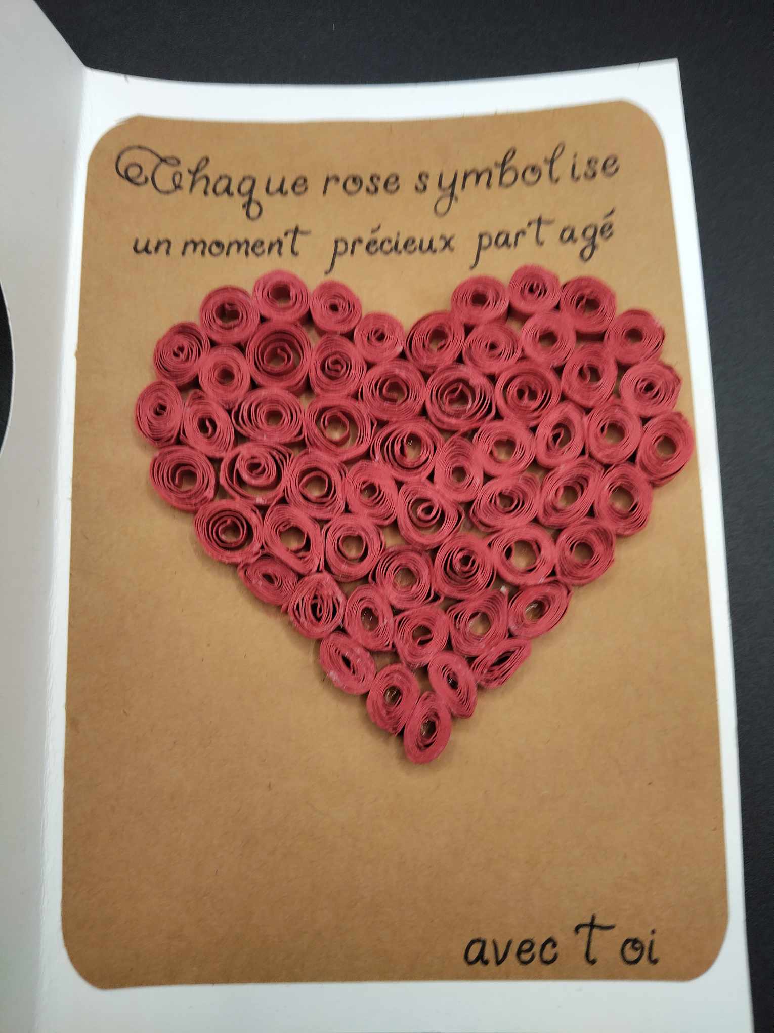 Carte en quilling cœur / Idée de carte DIY pour la Saint-Valentin / Carte fait main message romantique / Carte avec découpe cœur et roses en papier / Idée de carte à offrir à un être cher – Image 4