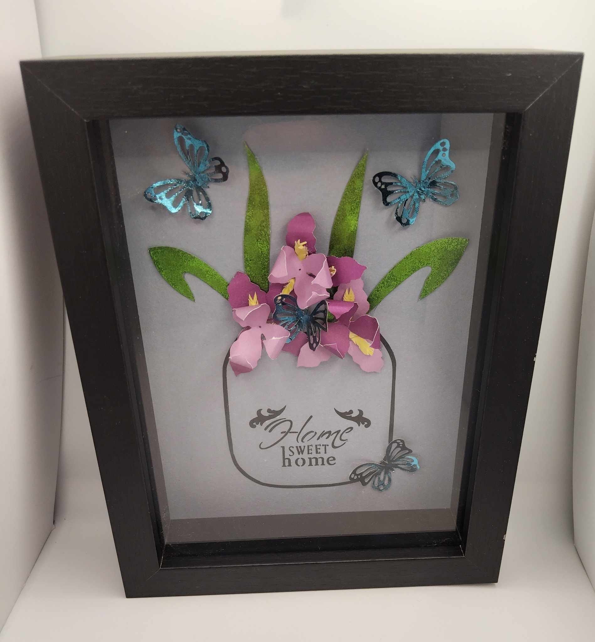 Cadre fleurs en papier / Tableau déco Home Sweet Home / Cadre bouquet d’iris en relief / Déco murale avec bocal et fleurs en papier / Décoration maison élégante et fleurie / DIY cadre floral 3D / Tableau avec papillons bleus / Cadre personnalisé bouquet en papier / Cadeau maison cosy et poétique – Image 3