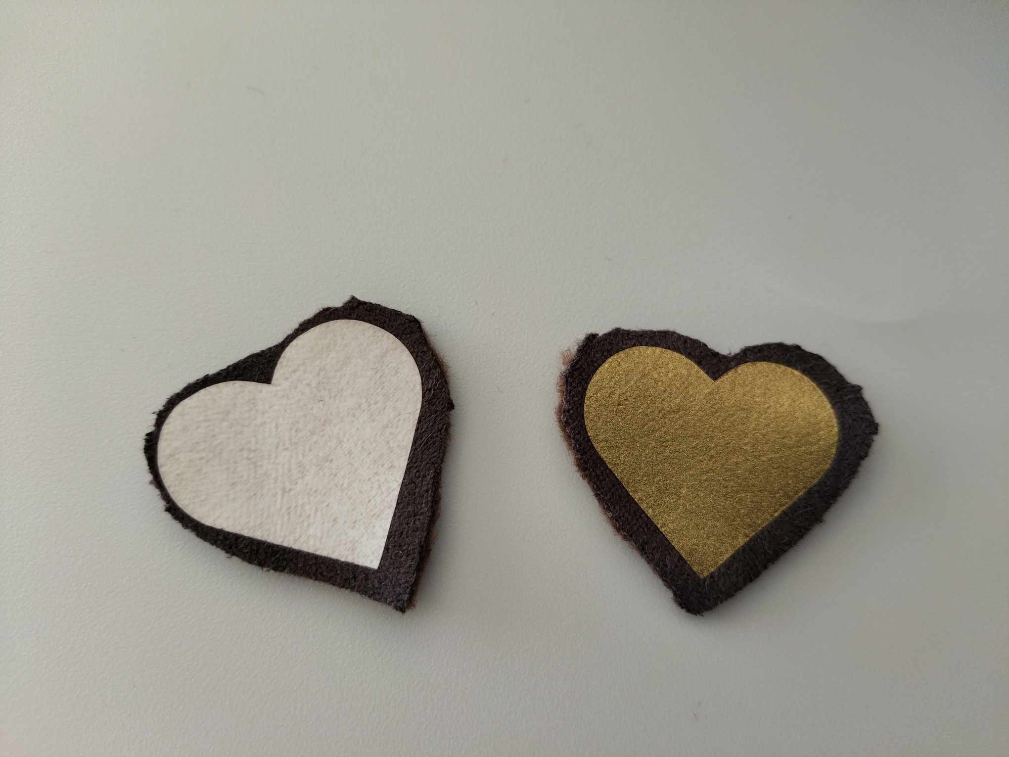 étui à lunettes personnalisé / étui à lunettes cousu main / étui à lunettes suédine / étui à lunettes cadeau original / étui à lunettes élégant / étui à lunettes protection / étui à lunettes coton / étui à lunettes personnalisé avec prénom / étui à lunettes couleur mocha mousse / étui à lunettes personnalisé femme / étui à lunettes pour lunettes de soleil / étui à lunettes avec finition or ou blanc / cadeau personnalisé pour mamie / cadeau original pour proches / étui à lunettes pratique et stylé / accessoire personnalisé pour lunettes / cadeau personnalisé femme / étui à lunettes unique / étui à lunettes fait main. – Image 6