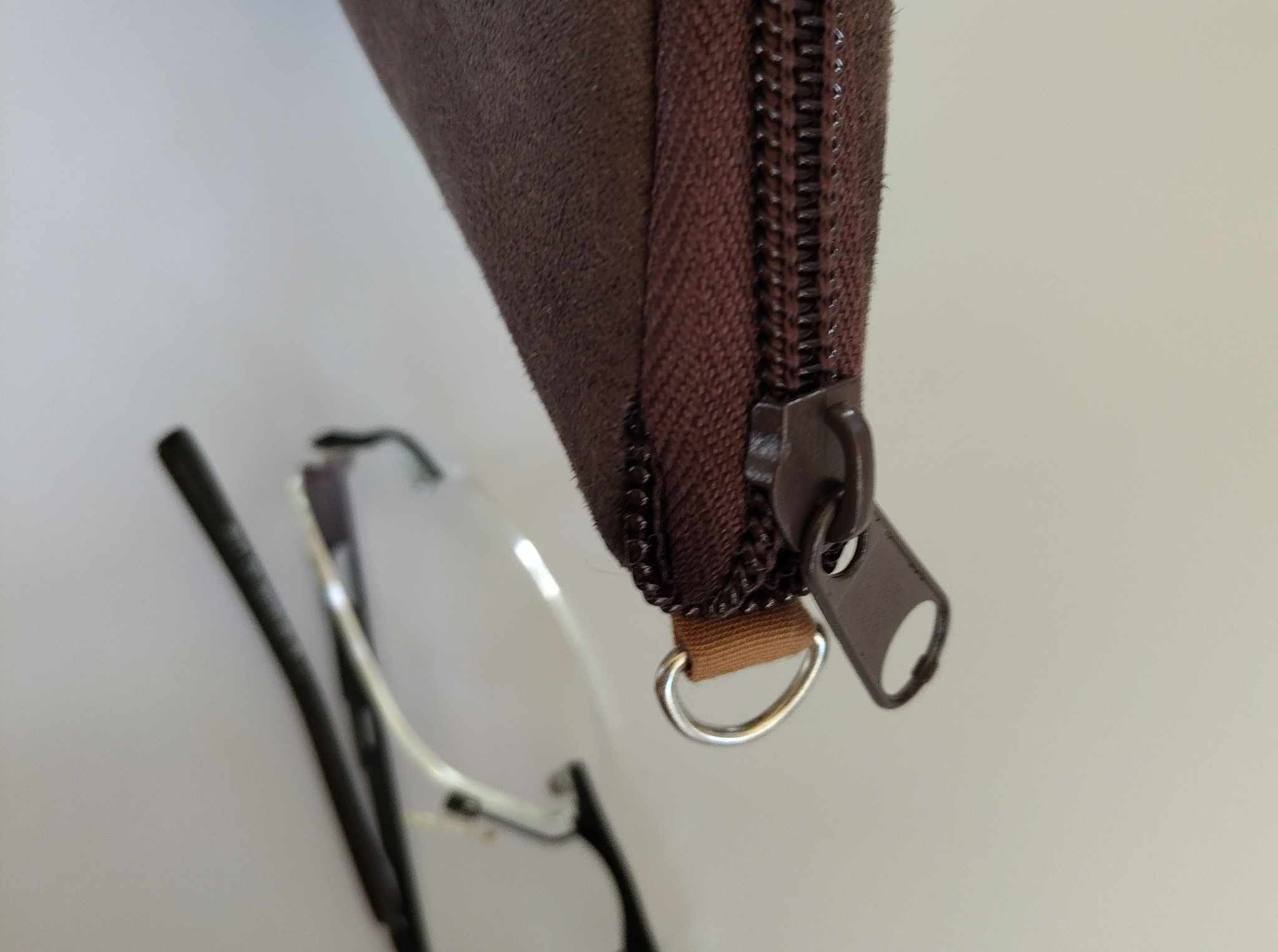 étui à lunettes personnalisé / étui à lunettes cousu main / étui à lunettes suédine / étui à lunettes cadeau original / étui à lunettes élégant / étui à lunettes protection / étui à lunettes coton / étui à lunettes personnalisé avec prénom / étui à lunettes couleur mocha mousse / étui à lunettes personnalisé femme / étui à lunettes pour lunettes de soleil / étui à lunettes avec finition or ou blanc / cadeau personnalisé pour mamie / cadeau original pour proches / étui à lunettes pratique et stylé / accessoire personnalisé pour lunettes / cadeau personnalisé femme / étui à lunettes unique / étui à lunettes fait main. – Image 4