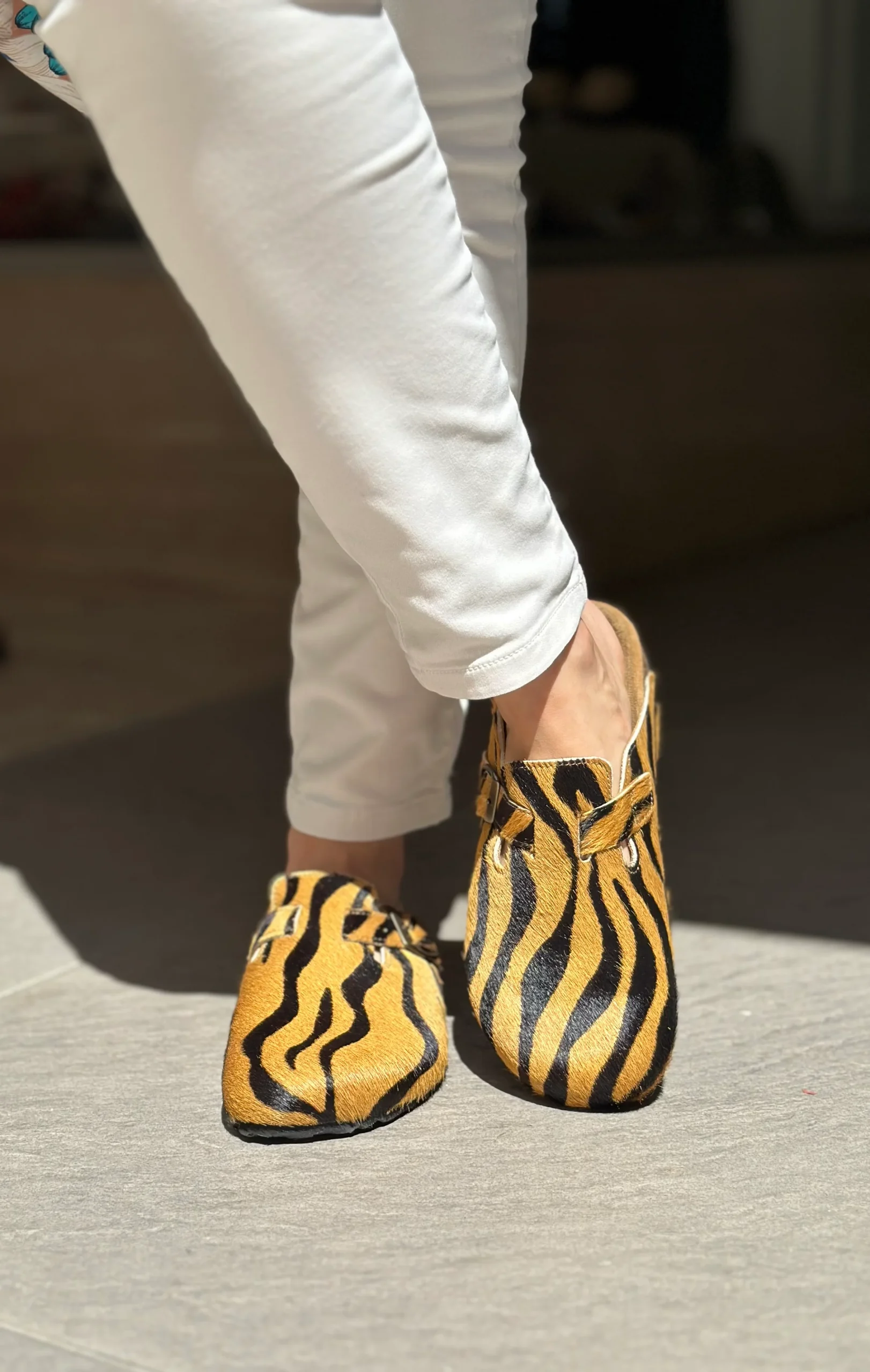 Mules/sabot CUBANAS Poilus zèbre camel et noir femme – Image 4