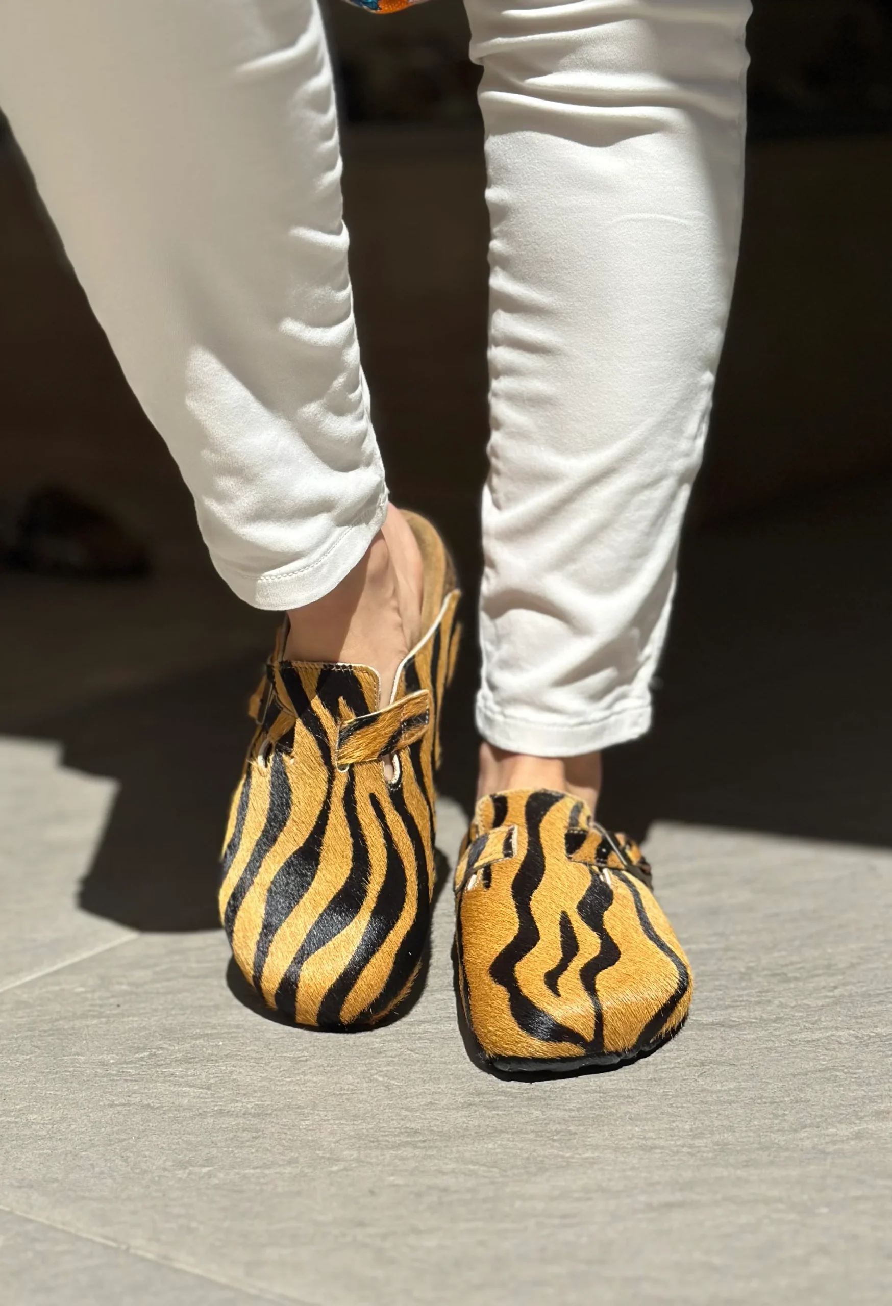 Mules/sabot CUBANAS Poilus zèbre camel et noir femme – Image 5