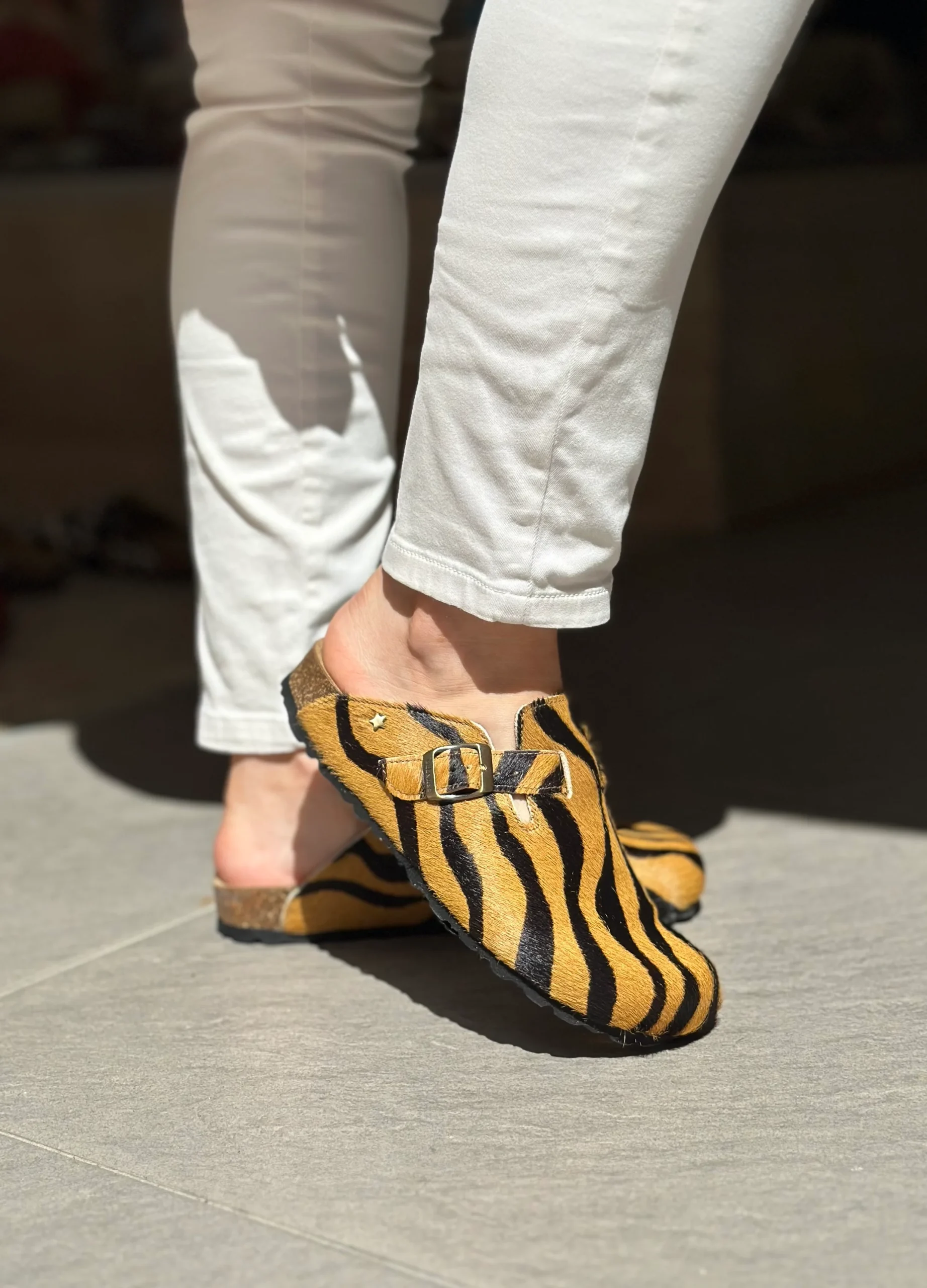 Mules/sabot CUBANAS Poilus zèbre camel et noir femme – Image 2