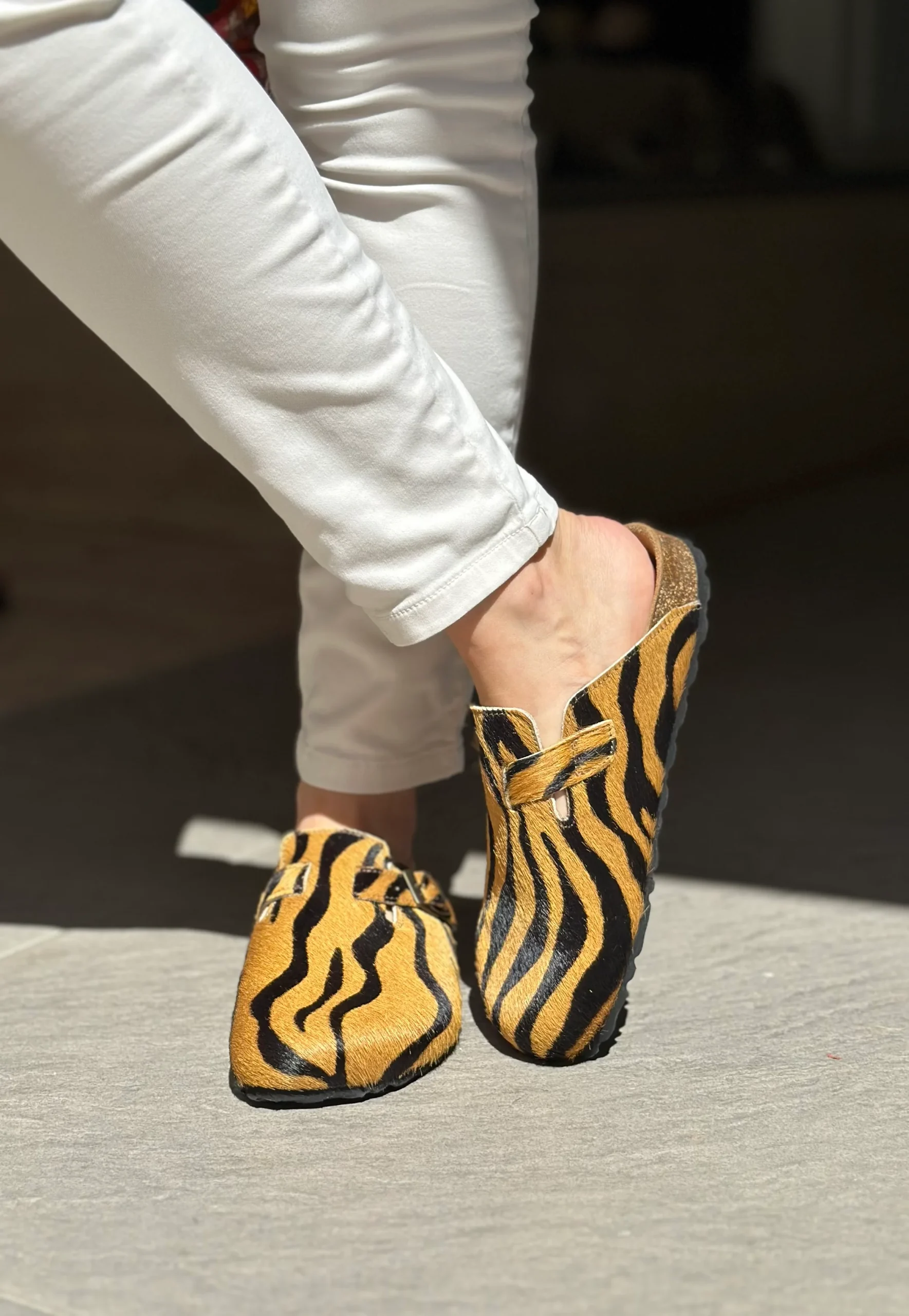 Mules/sabot CUBANAS Poilus zèbre camel et noir femme – Image 3
