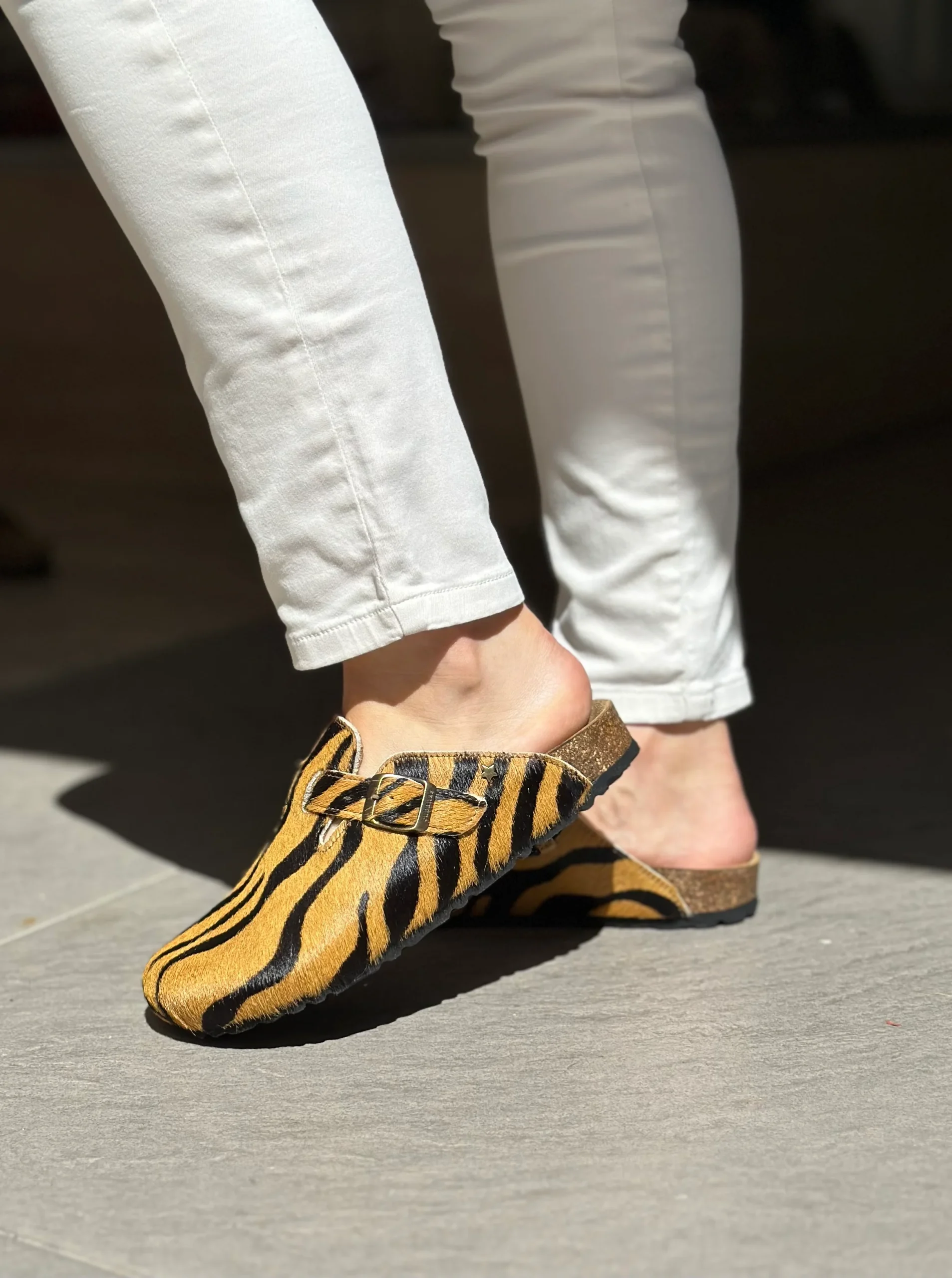 Mules/sabot CUBANAS Poilus zèbre camel et noir femme – Image 6