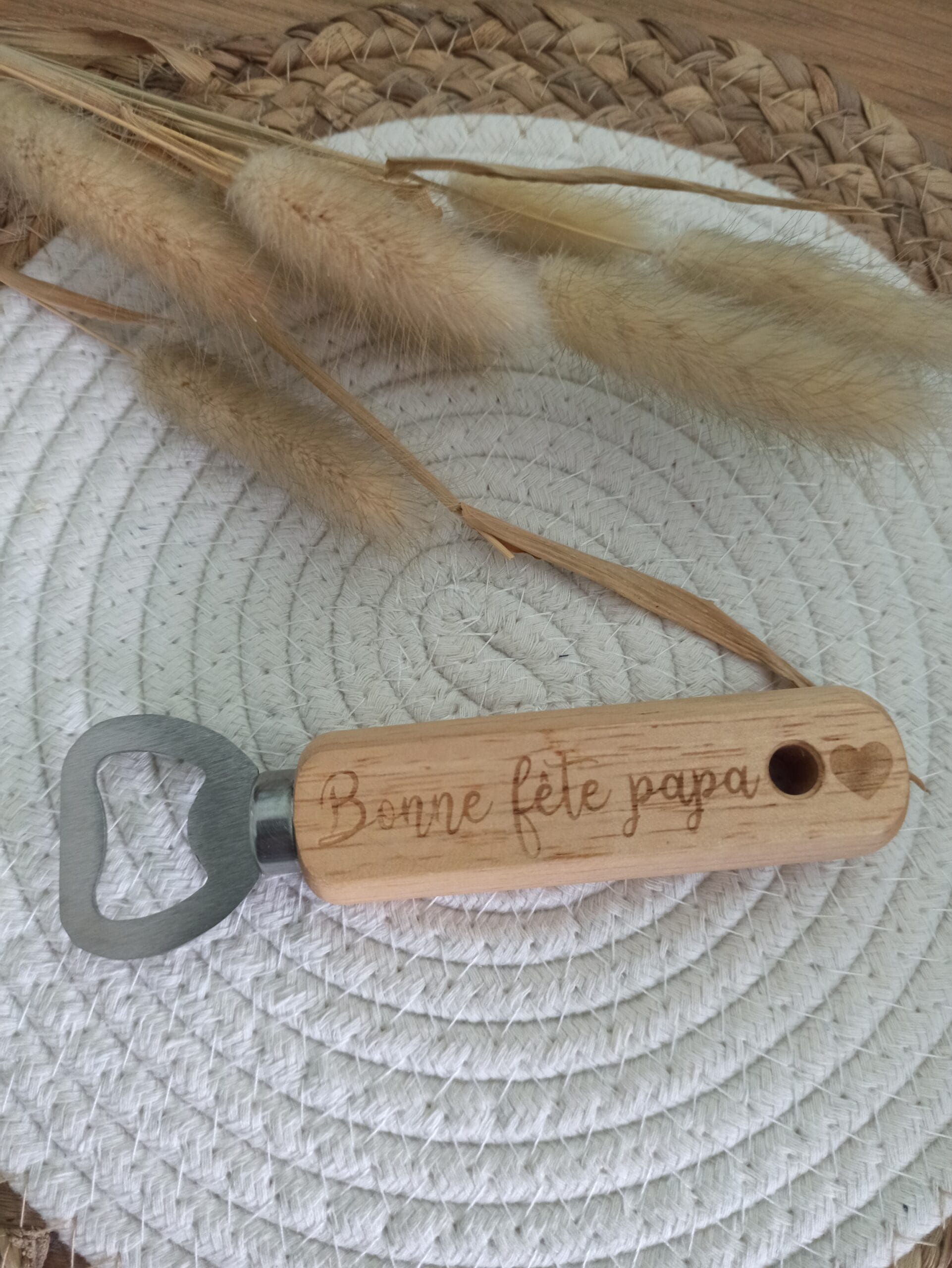 Décapsuleur personnalisé en bois – Cadeau fête des pères | Gravure prénom ou message pour papa – Image 3