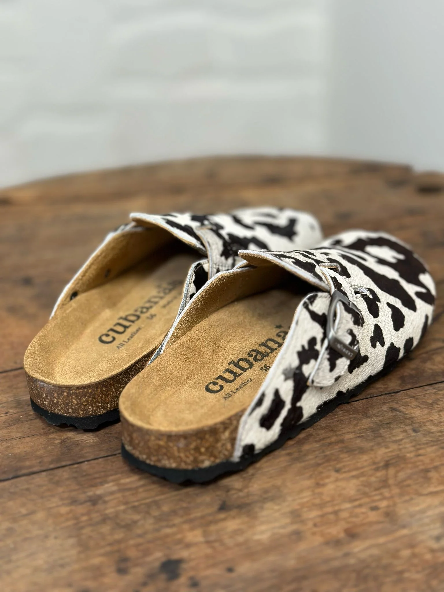 Mules/sabot CUBANAS Poilus vache noir et blanc femme – Image 5