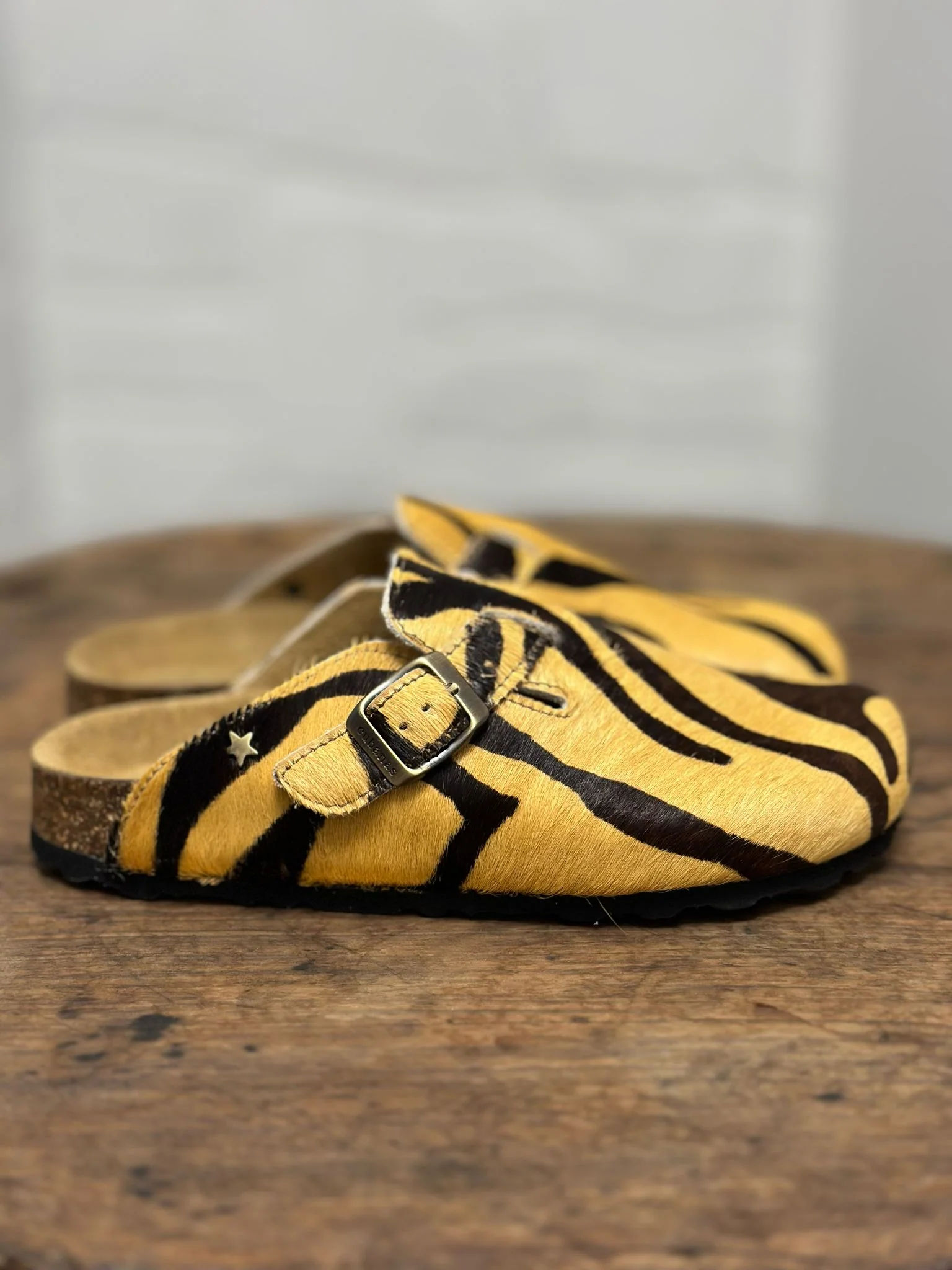 Mules/sabot CUBANAS Poilus zèbre camel et noir femme – Image 7