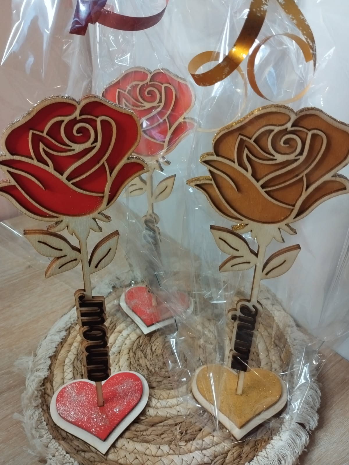 Rose Éternelle en Bois Personnalisée – Cadeau Unique pour Saint-Valentin, Fête des Mères, Mamie ou Amour | Décoration Intemporelle Peinte à la Main