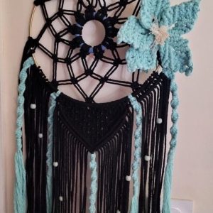 attrape-rêves macramé / décoration bohème / cadeau original / décoration murale / attrape-rêves turquoise / décoration chambre / décoration salon / fleur crochetée / macramé fait main / idée cadeau mariage / idée cadeau anniversaire / attrape-rêves fait main / décoration intérieure / dreamcatcher / cadeau pendaison de crémaillère / décoration artisanale / perles en bois / objet déco bohème