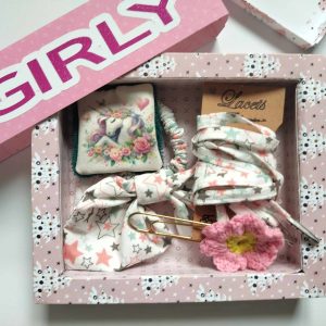 Boîte cadeau girly ado / Coffret cadeau femme / Accessoires faits main / Foulchie et lacets assortis / Lingette licorne / Marque-page crochet / Cadeau original pour femme et ado / Idée cadeau unique / Pièce unique cadeau