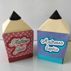 Boîte cadeau crayon personnalisée / Cadeau maîtresse fin d’année / Cadeau original maître / Boîte surprise ATSEM / Idée cadeau enseignant / Boîte explosion scolaire / Cadeau éducateur personnalisé