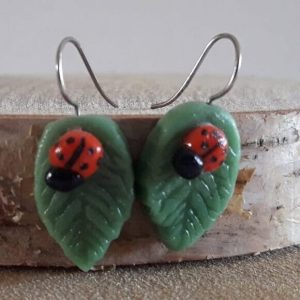 Boucles coccinelles / Boucles d&rsquo;oreilles artisanales porcelaine froide / Boucles d&rsquo;oreilles coccinelle et feuille / Bijoux faits main uniques / Boucles d&rsquo;oreilles originales / Bijoux nature / Cadeau pour amatrice de la nature