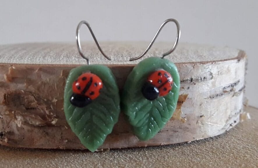 Boucles coccinelles / Boucles d’oreilles artisanales porcelaine froide / Boucles d’oreilles coccinelle et feuille / Bijoux faits main uniques / Boucles d’oreilles originales / Bijoux nature / Cadeau pour amatrice de la nature – Image 2