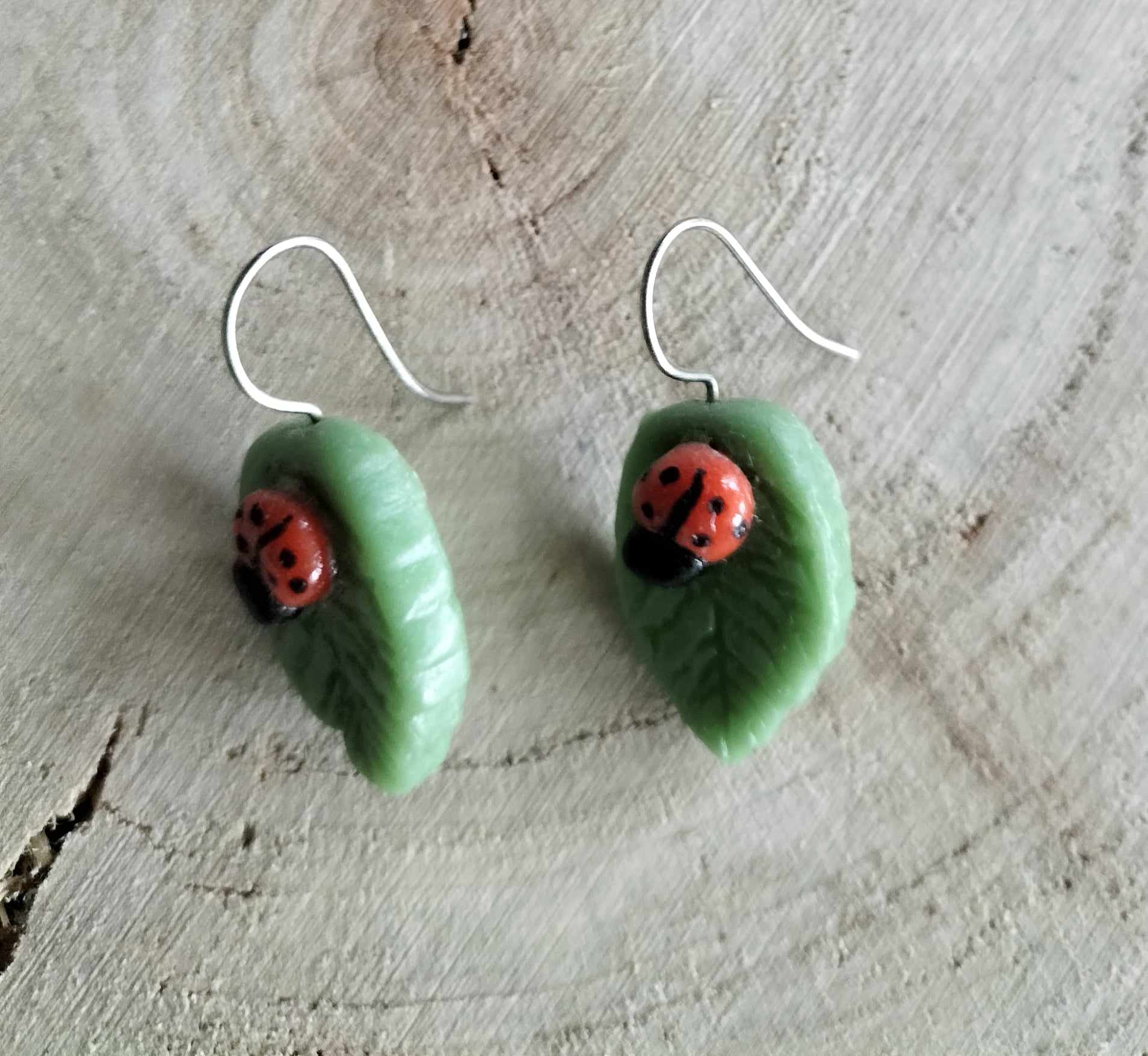 Boucles coccinelles / Boucles d’oreilles artisanales porcelaine froide / Boucles d’oreilles coccinelle et feuille / Bijoux faits main uniques / Boucles d’oreilles originales / Bijoux nature / Cadeau pour amatrice de la nature – Image 3