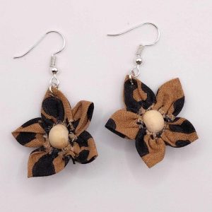 Boucles d&rsquo;oreilles artisanales mocha mousse / Boucles d&rsquo;oreilles en tissu fait main / Accessoires cheveux couleur mocha / Boucles d&rsquo;oreilles élégantes et uniques / Bijoux artisanaux couleur mousse / Accessoire chic pour cheveux / Boucles d&rsquo;oreilles originales et douces / Bijoux faits main mocha mousse / Boucles d&rsquo;oreilles féminines et raffinées.