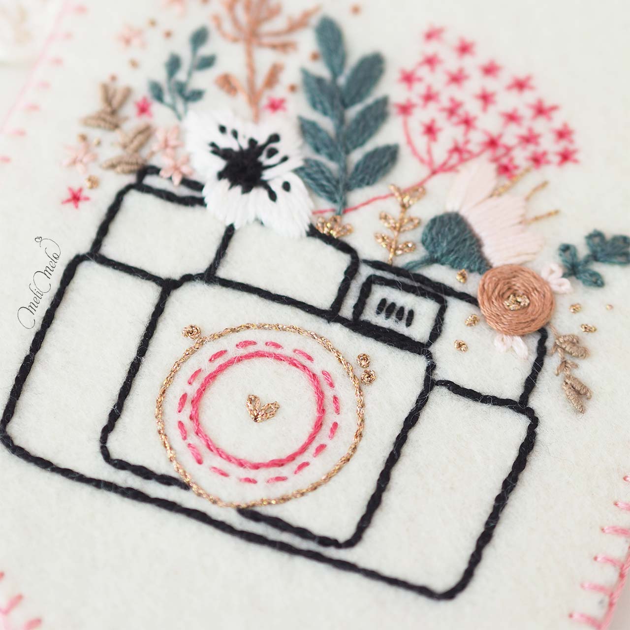 Framboise la lapine brodée et son fanion fleuri – Image 5