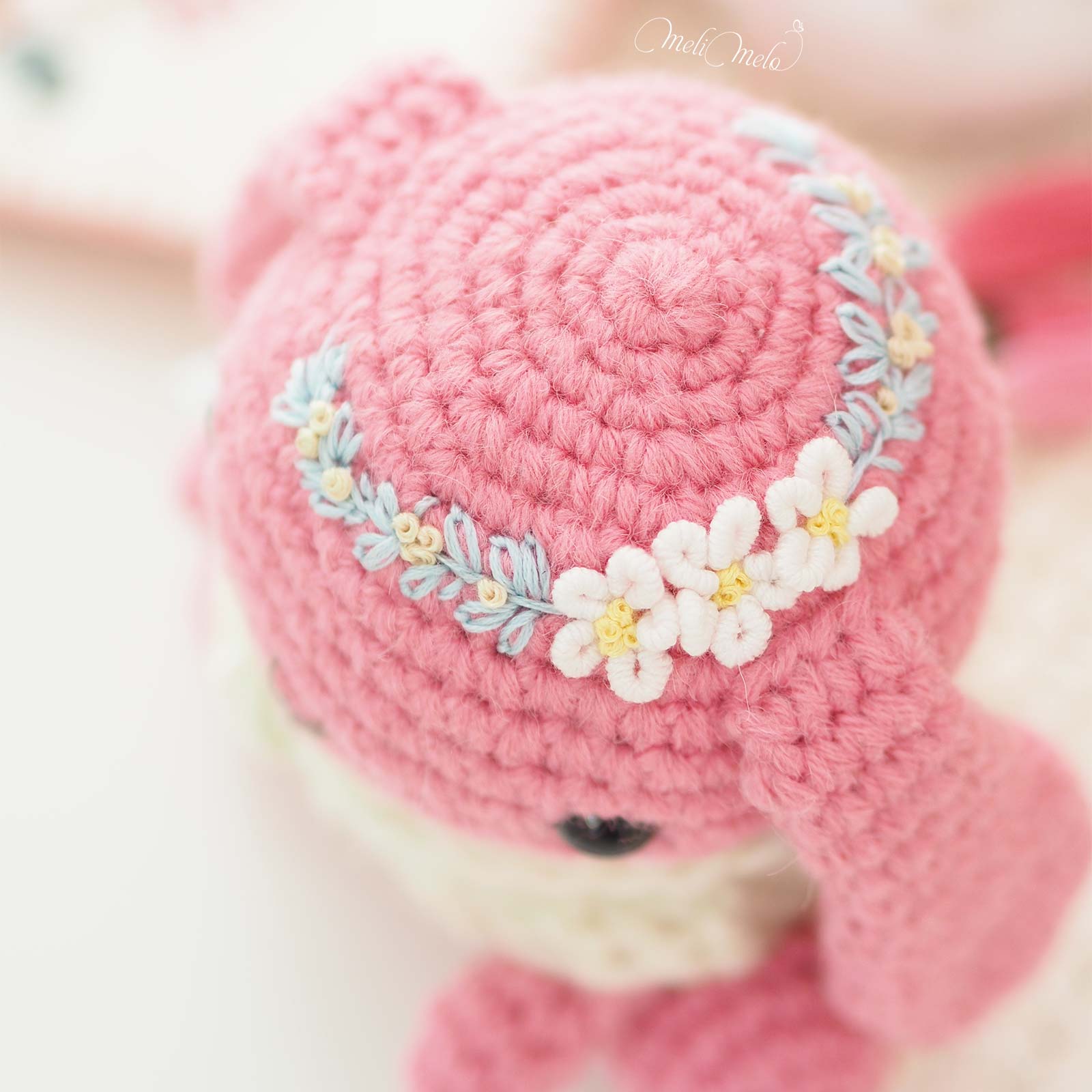 Framboise la lapine brodée et son fanion fleuri – Image 3