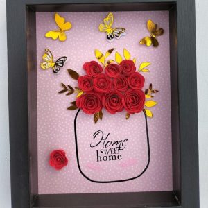 Cadre fleurs en papier / Tableau déco Home Sweet Home / Cadre bouquet de roses en relief / Idée cadeau déco murale / Décoration maison fleurs en papier / DIY cadre floral 3D / Tableau avec papillons dorés / Cadre personnalisé bouquet en papier / Cadeau maison cosy élégant