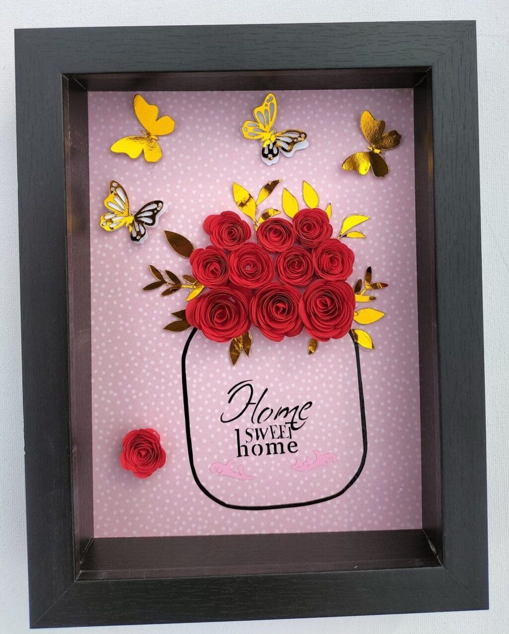Cadre fleurs en papier / Tableau déco Home Sweet Home / Cadre bouquet de roses en relief / Idée cadeau déco murale / Décoration maison fleurs en papier / DIY cadre floral 3D / Tableau avec papillons dorés / Cadre personnalisé bouquet en papier / Cadeau maison cosy élégant