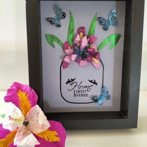 Cadre fleurs en papier / Tableau déco Home Sweet Home / Cadre bouquet d’iris en relief / Déco murale avec bocal et fleurs en papier / Décoration maison élégante et fleurie / DIY cadre floral 3D / Tableau avec papillons bleus / Cadre personnalisé bouquet en papier / Cadeau maison cosy et poétique