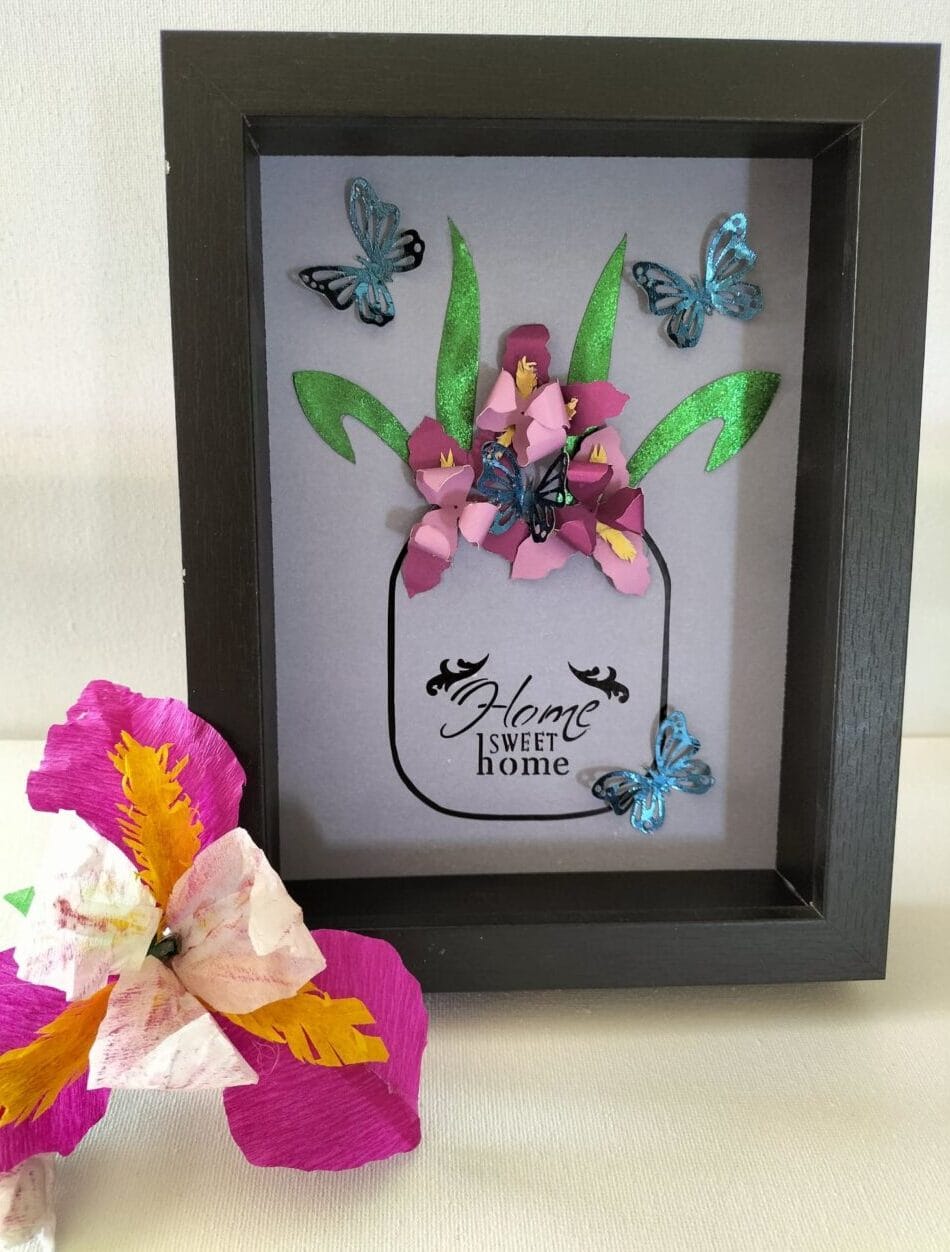 Cadre fleurs en papier / Tableau déco Home Sweet Home / Cadre bouquet d’iris en relief / Déco murale avec bocal et fleurs en papier / Décoration maison élégante et fleurie / DIY cadre floral 3D / Tableau avec papillons bleus / Cadre personnalisé bouquet en papier / Cadeau maison cosy et poétique