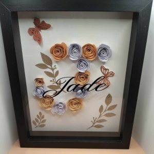 Cadre personnalisé prénom / Cadre avec initiale et fleurs en papier / Idée cadeau naissance personnalisée / Déco murale sur mesure / Cadeau unique pour enfant et adulte / Cadre noir personnalisé prénom / Déco chambre bébé personnalisée