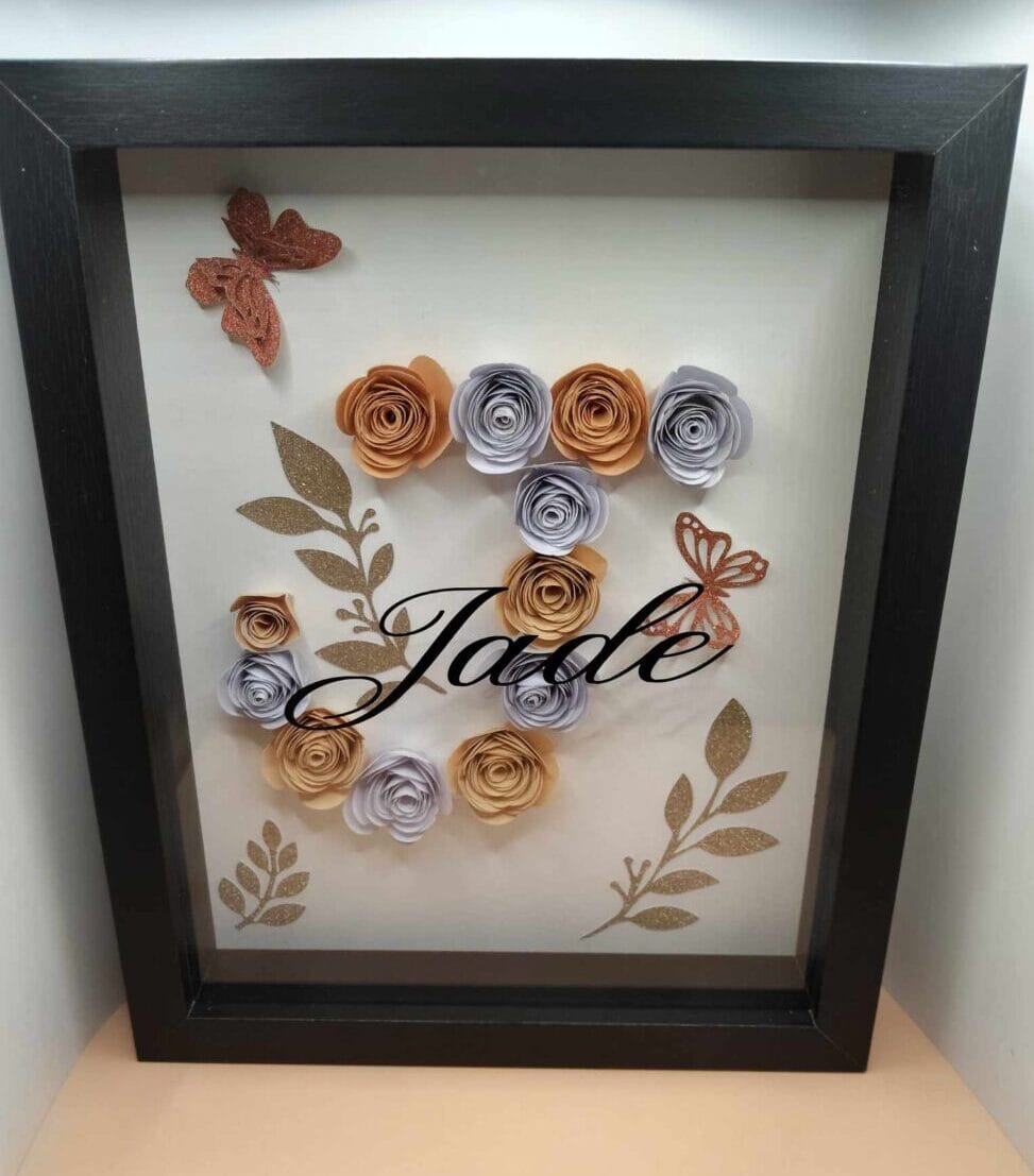 Cadre personnalisé prénom / Cadre avec initiale et fleurs en papier / Idée cadeau naissance personnalisée / Déco murale sur mesure / Cadeau unique pour enfant et adulte / Cadre noir personnalisé prénom / Déco chambre bébé personnalisée