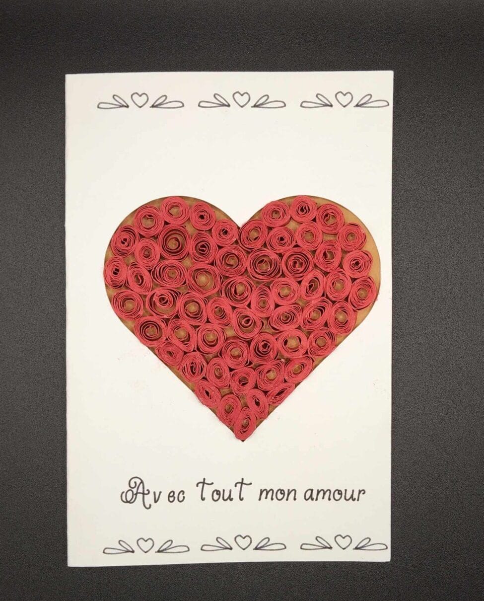 Carte en quilling cœur / Idée de carte DIY pour la Saint-Valentin / Carte fait main message romantique / Carte avec découpe cœur et roses en papier / Idée de carte à offrir à un être cher