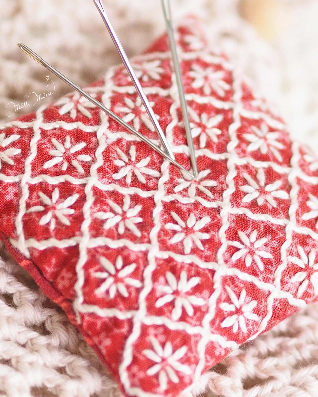 Coussin sashiko aimanté porte-aiguilles #3 Rouge – Image 3