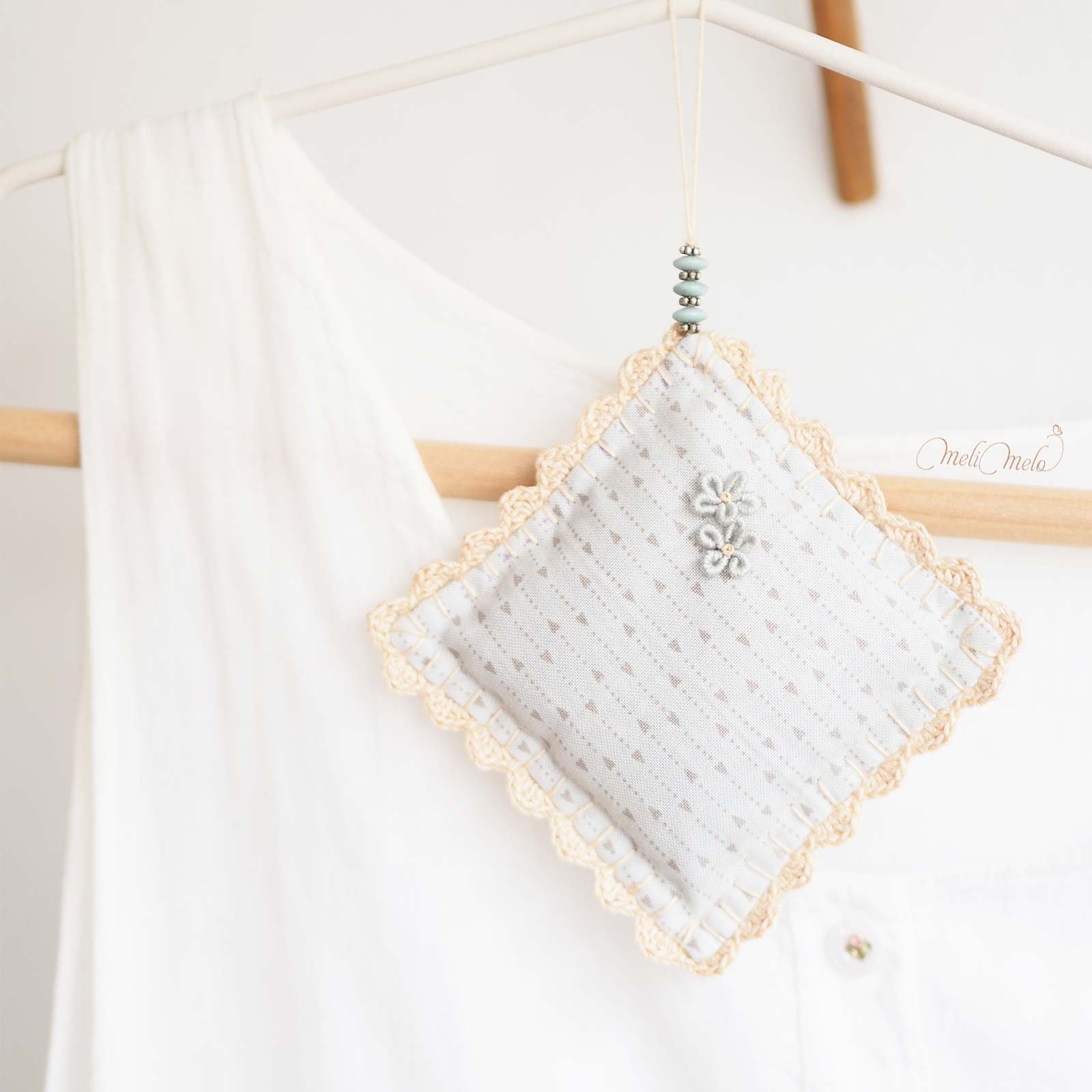 Coussin sent-bon à lavande de Provence brodé main – Image 5