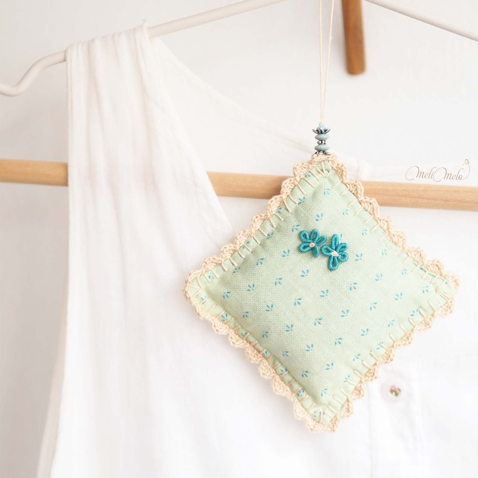 Coussin sent-bon à lavande de Provence brodé main – Image 6