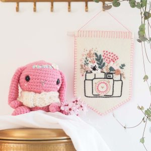 Framboise la lapine brodée et son fanion fleuri