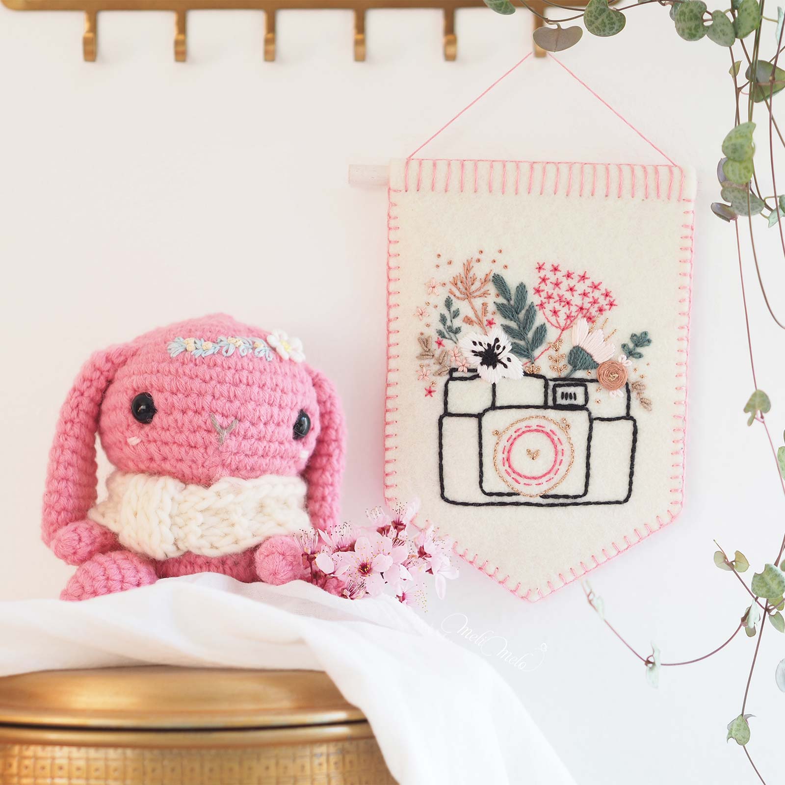 Framboise la lapine brodée et son fanion fleuri – Image 2