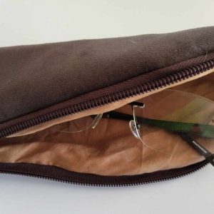 étui à lunettes personnalisé / étui à lunettes cousu main / étui à lunettes suédine / étui à lunettes cadeau original / étui à lunettes élégant / étui à lunettes protection / étui à lunettes coton / étui à lunettes personnalisé avec prénom / étui à lunettes couleur mocha mousse / étui à lunettes personnalisé femme / étui à lunettes pour lunettes de soleil / étui à lunettes avec finition or ou blanc / cadeau personnalisé pour mamie / cadeau original pour proches / étui à lunettes pratique et stylé / accessoire personnalisé pour lunettes / cadeau personnalisé femme / étui à lunettes unique / étui à lunettes fait main.