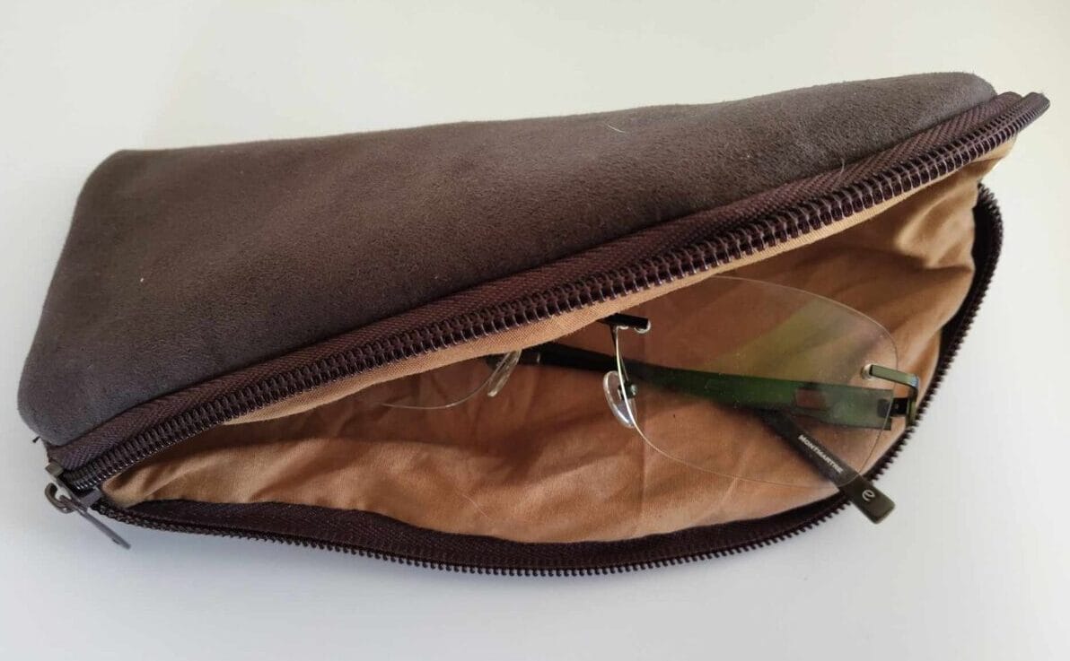 étui à lunettes personnalisé / étui à lunettes cousu main / étui à lunettes suédine / étui à lunettes cadeau original / étui à lunettes élégant / étui à lunettes protection / étui à lunettes coton / étui à lunettes personnalisé avec prénom / étui à lunettes couleur mocha mousse / étui à lunettes personnalisé femme / étui à lunettes pour lunettes de soleil / étui à lunettes avec finition or ou blanc / cadeau personnalisé pour mamie / cadeau original pour proches / étui à lunettes pratique et stylé / accessoire personnalisé pour lunettes / cadeau personnalisé femme / étui à lunettes unique / étui à lunettes fait main.