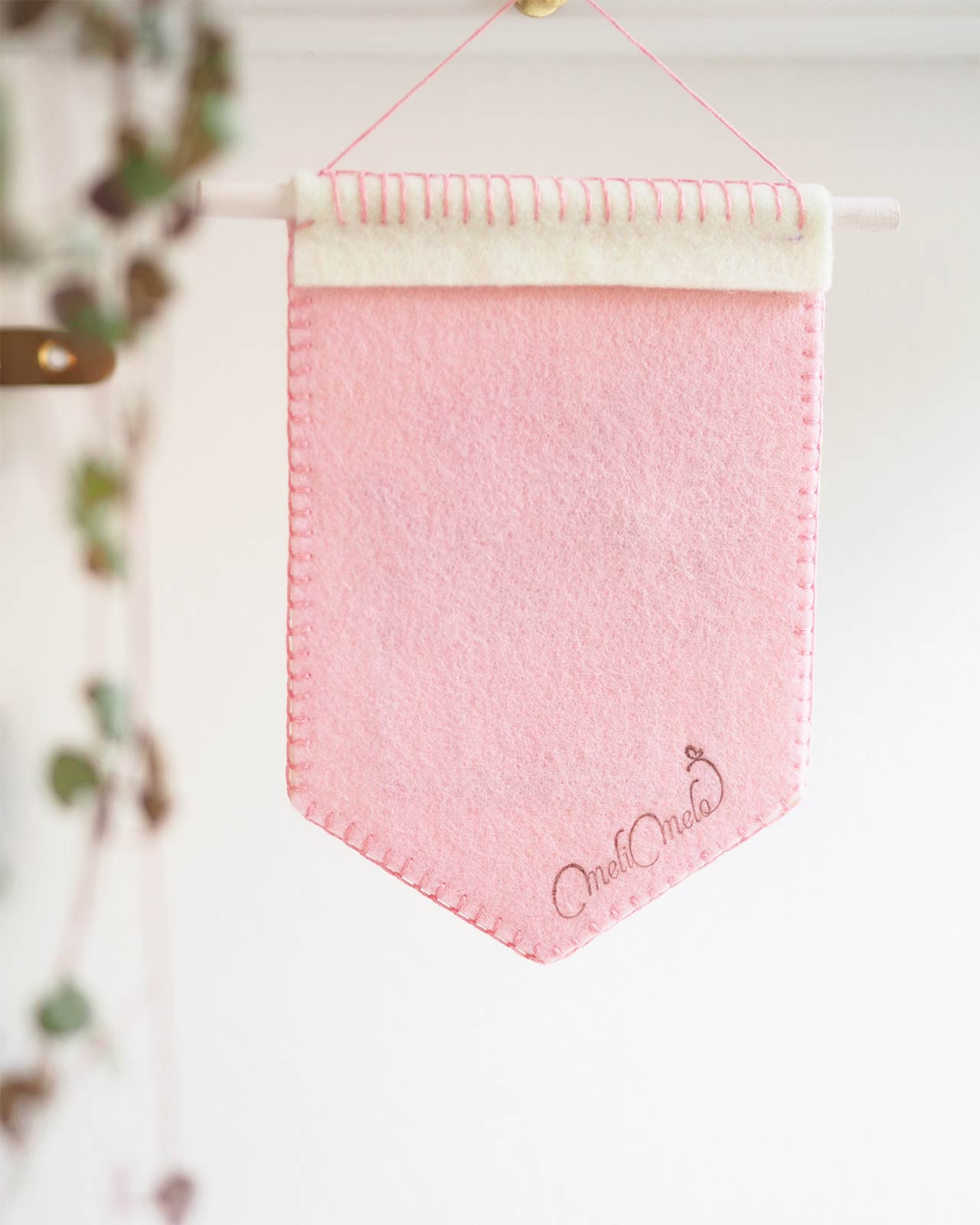 Framboise la lapine brodée et son fanion fleuri – Image 6