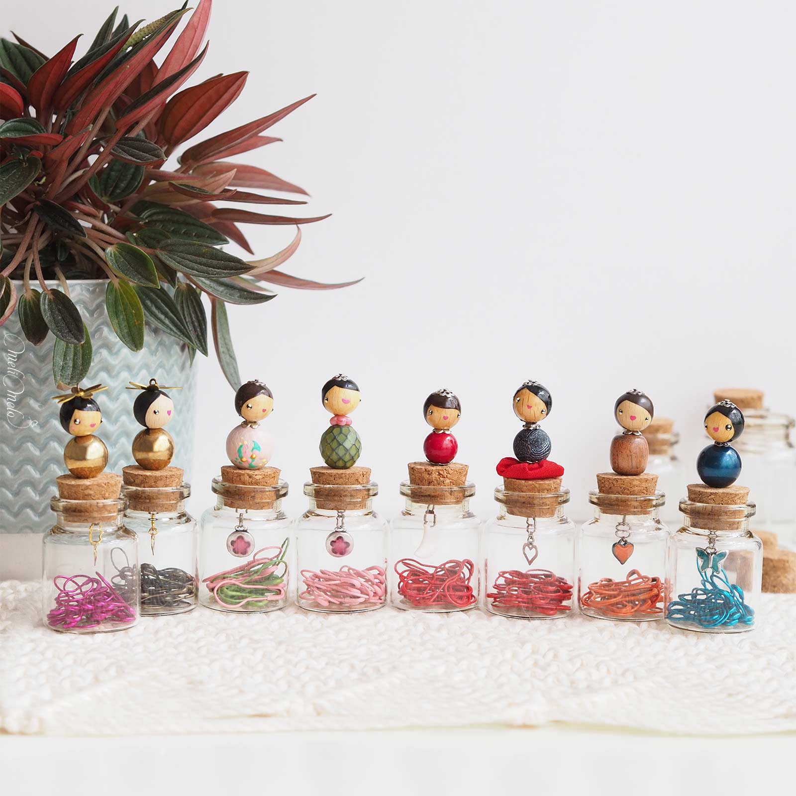 Petite fiole Les Pois Plumes avec 20 marqueurs de mailles – Image 2