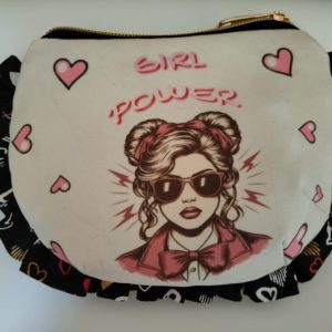 trousse girl power / trousse girl power maquillage / trousse girl power petite taille / trousse girl power avec froufrou / trousse girl power pour filles / trousse girl power rangement maquillage / trousse girl power cadeau fille / trousse girl power originale / trousse girl power pratique