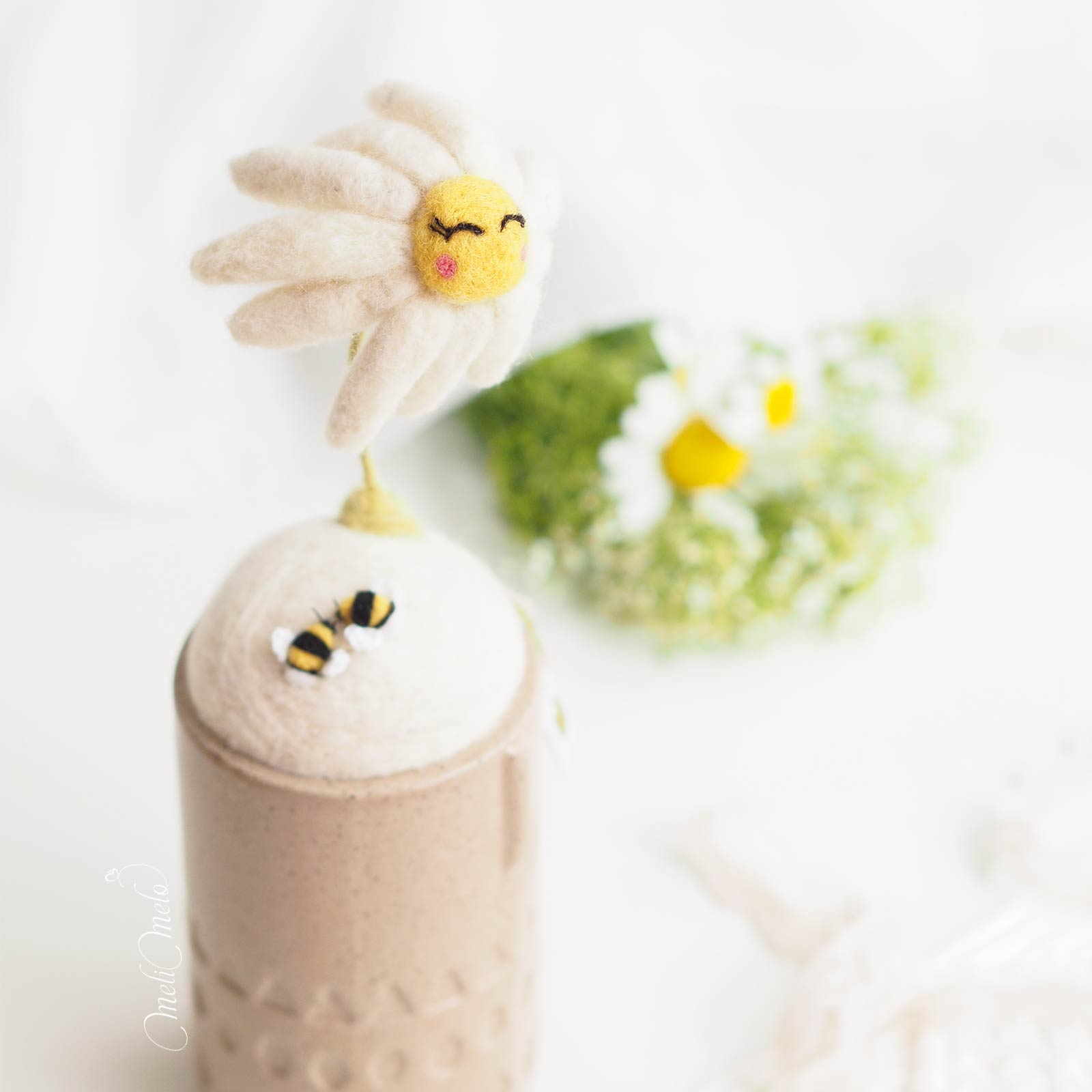 Vase, pot et pique-aiguilles Bourdons & Marguerite – Image 3