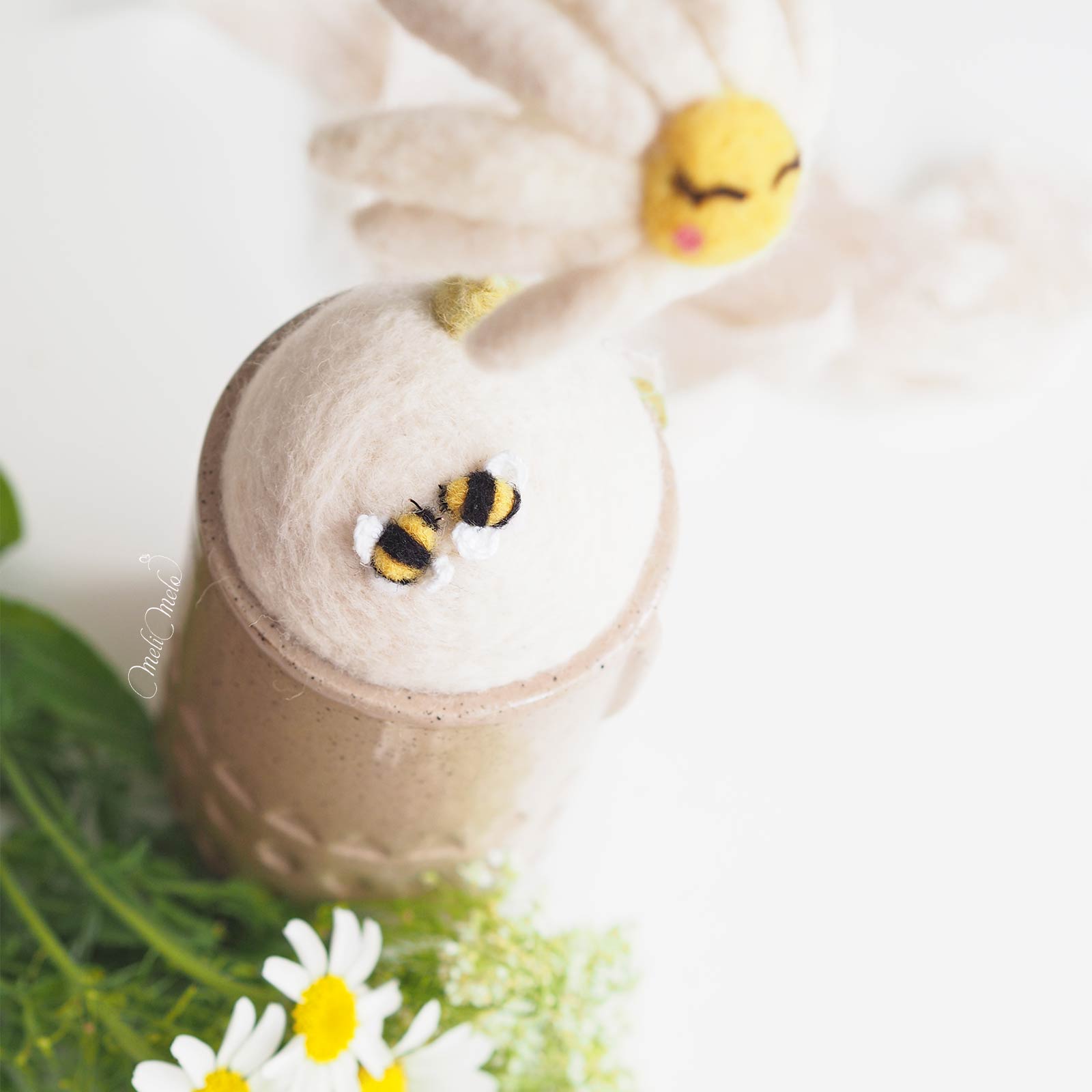 Vase, pot et pique-aiguilles Bourdons & Marguerite – Image 4