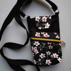 sac été / sac pour portable / petit sac/ sac fait main en tissu / sac noir à fleurs / petit sac avec rabat / sac artisanal fleuri / sac compact avec anse longue / sac bandoulière élégant / sac en tissu fleurs de cerisier / sac léger et pratique / sac de rangement sécurisé / accessoire mode fleuri
