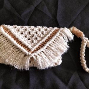 Porte-monnaie macramé / Porte-monnaie bohème chic / Accessoire macramé fait main / Porte-monnaie blanc caramel / Porte-monnaie avec anse détachable / Accessoire de mariage bohème / Porte-monnaie pour soirée / Accessoire plage été / Petite pochette macramé / Porte-monnaie tissé à la main / Sac à main bohème / Cadeau fait main chic / Accessoire tendance été / Porte-monnaie original fait main / Accessoire mode printemps été.