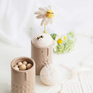 Vase, pot et pique-aiguilles Bourdons & Marguerite